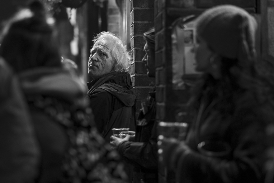 Glancing man outside the Gardeners Arms, Cliffe High Street Lewes East Sussex UK, black and white night photography Britain © P. Maton 2018 eyeteeth.net